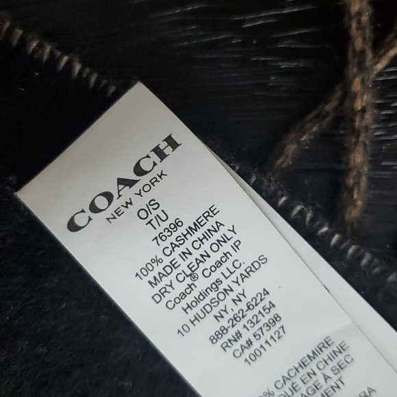 COACH reversible Signature Scarf - Picture 3 of 4